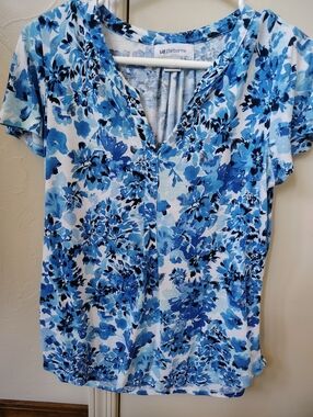 Liz Claiborne Blue & White Floral V-Neck Short Sleeve Top S